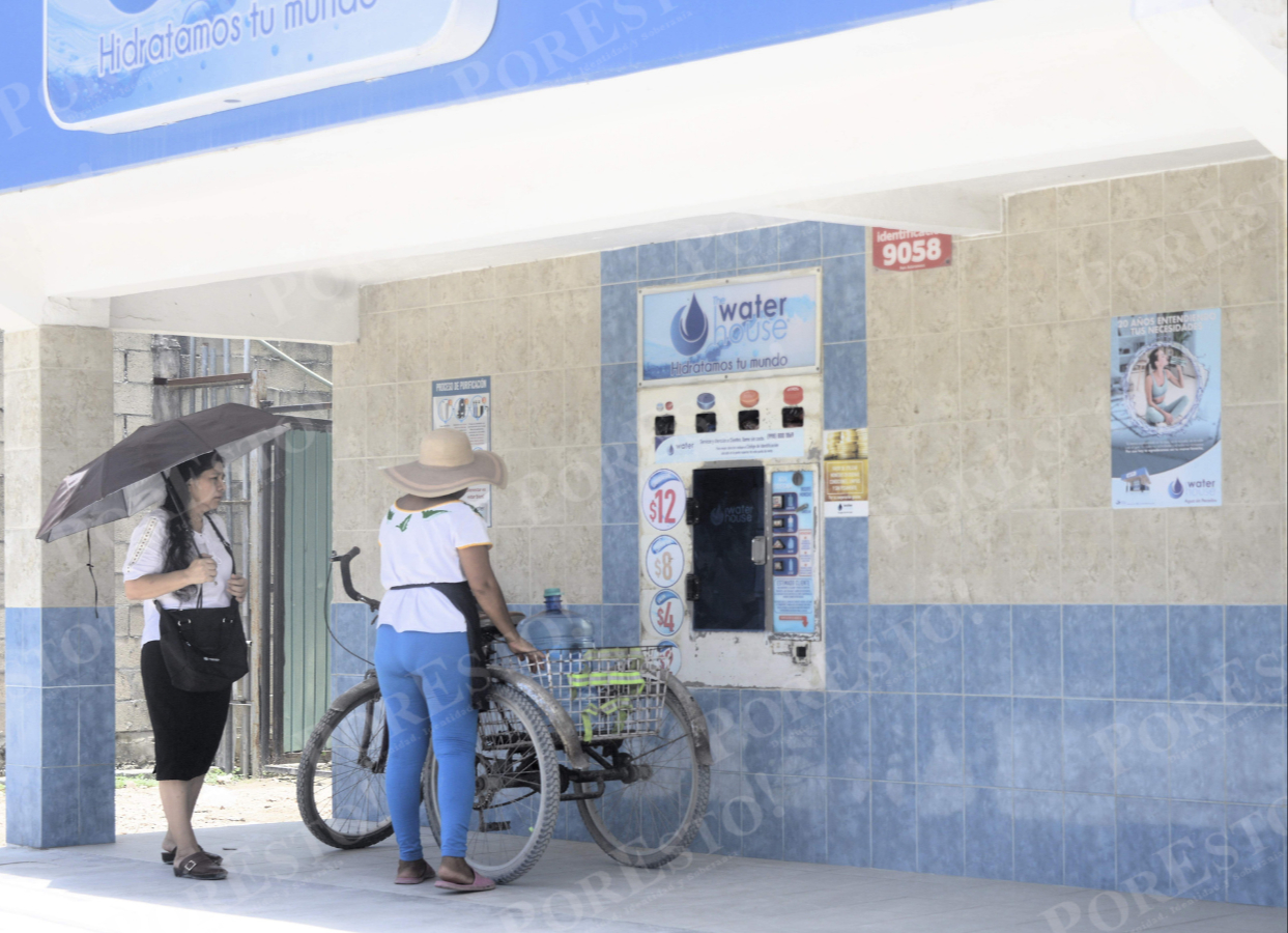 Vecinos pagan hasta 3 veces más por líquido embotellado que por el servicio que no reciben en sus casas