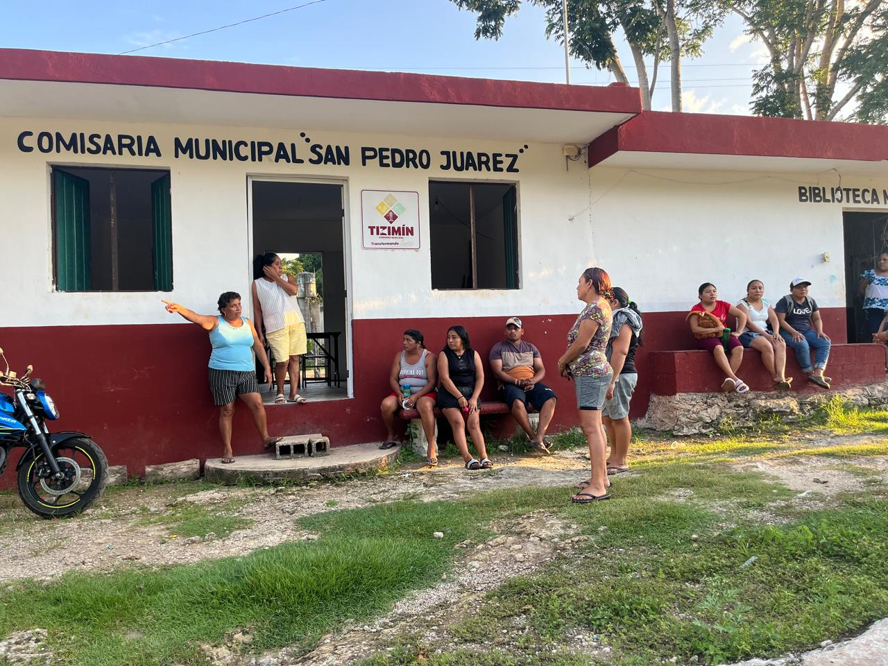 En el plantón, los vecinos pidieron a la madre de los niños que abandonaran el pueblo. En el plantón, los vecinos pidieron a la madre de los niños que abandonaran el pueblo.