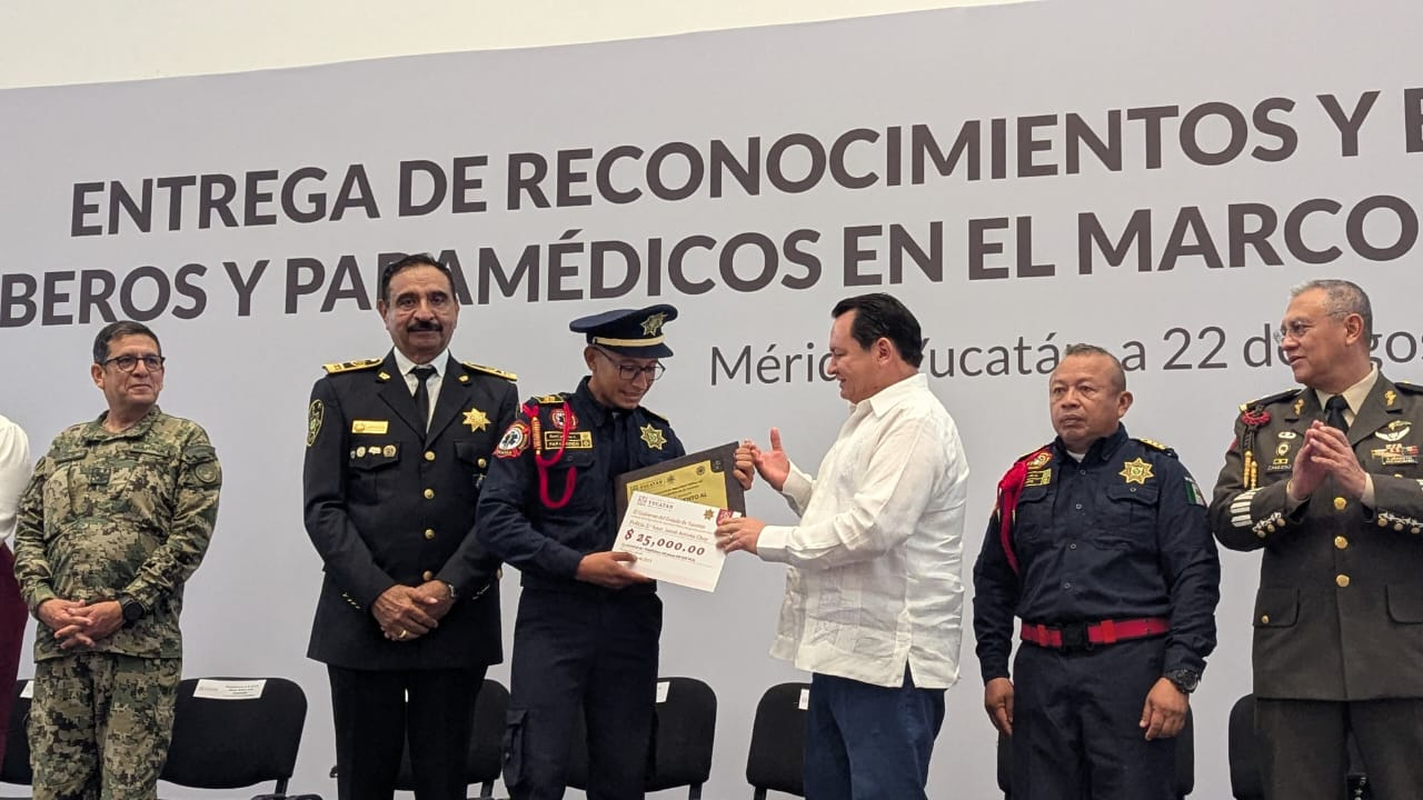 Joaquín Díaz Mena encabezó la entrega de reconocimientos al Bombero y Paramédico del año en el marco del Día Nacional del Bombero Joaquín Díaz Mena encabezó la entrega de reconocimientos al Bombero y Paramédico del año en el marco del Día Nacional del Bombero