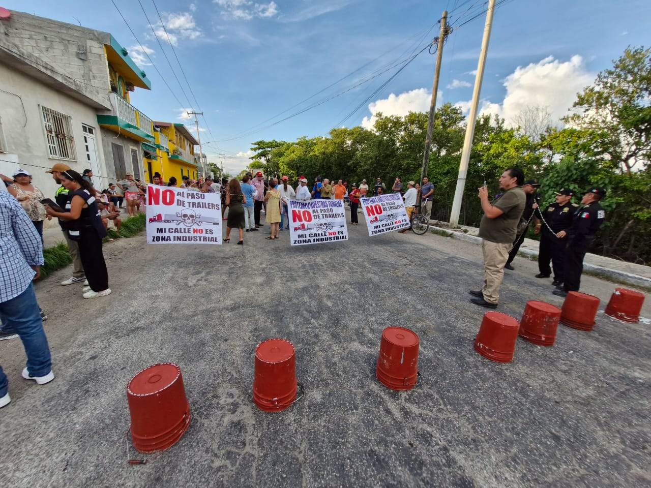 La protesta inició a las 4:30 p.m. con al menos 40 personas. La protesta inició a las 4:30 p.m. con al menos 40 personas.