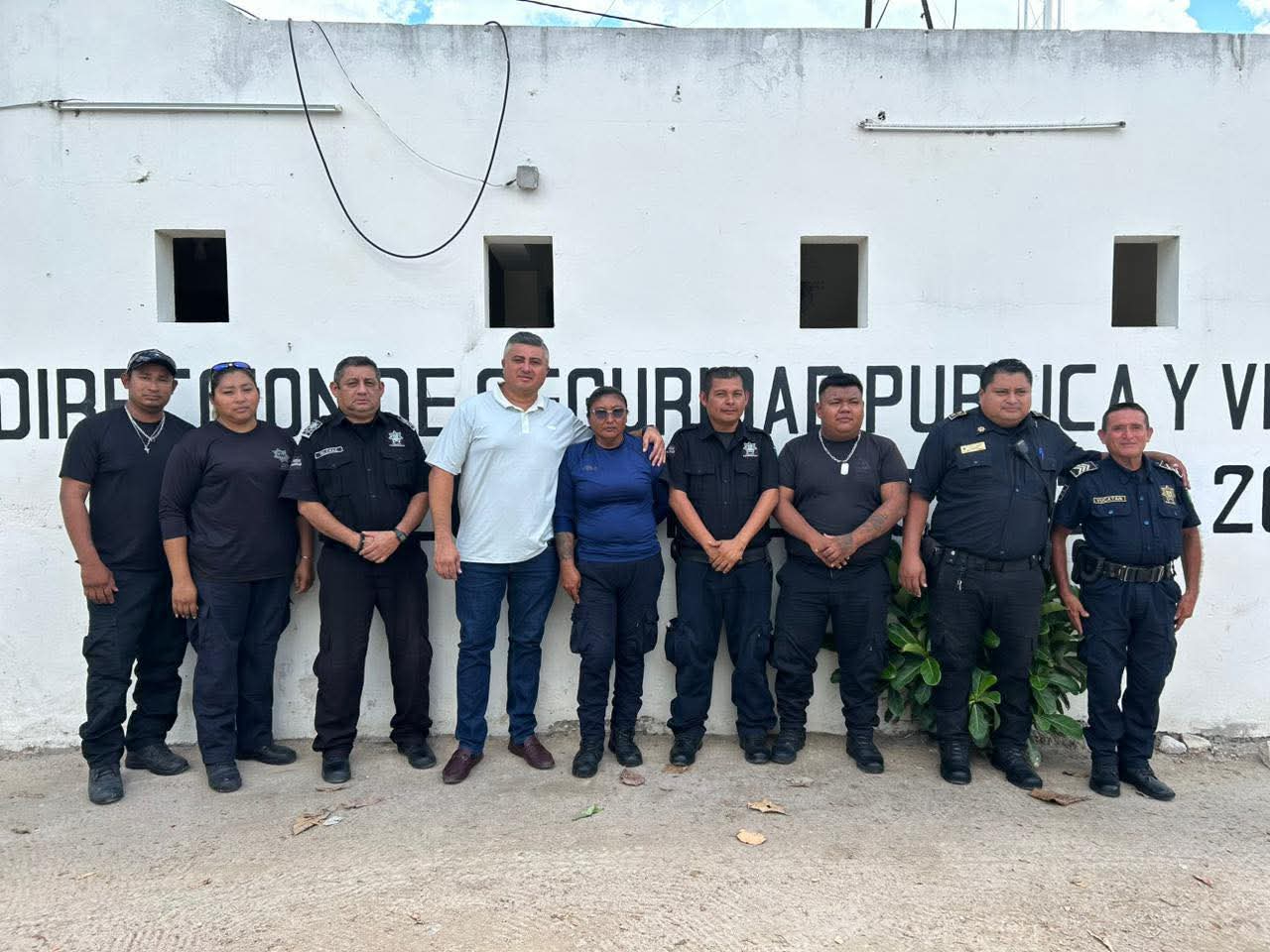 Los oficiales dejaron únicamente al director de la corporación, Cristóbal Pérez, y al comandante Geovanni Gamboa. Los oficiales dejaron únicamente al director de la corporación, Cristóbal Pérez, y al comandante Geovanni Gamboa.