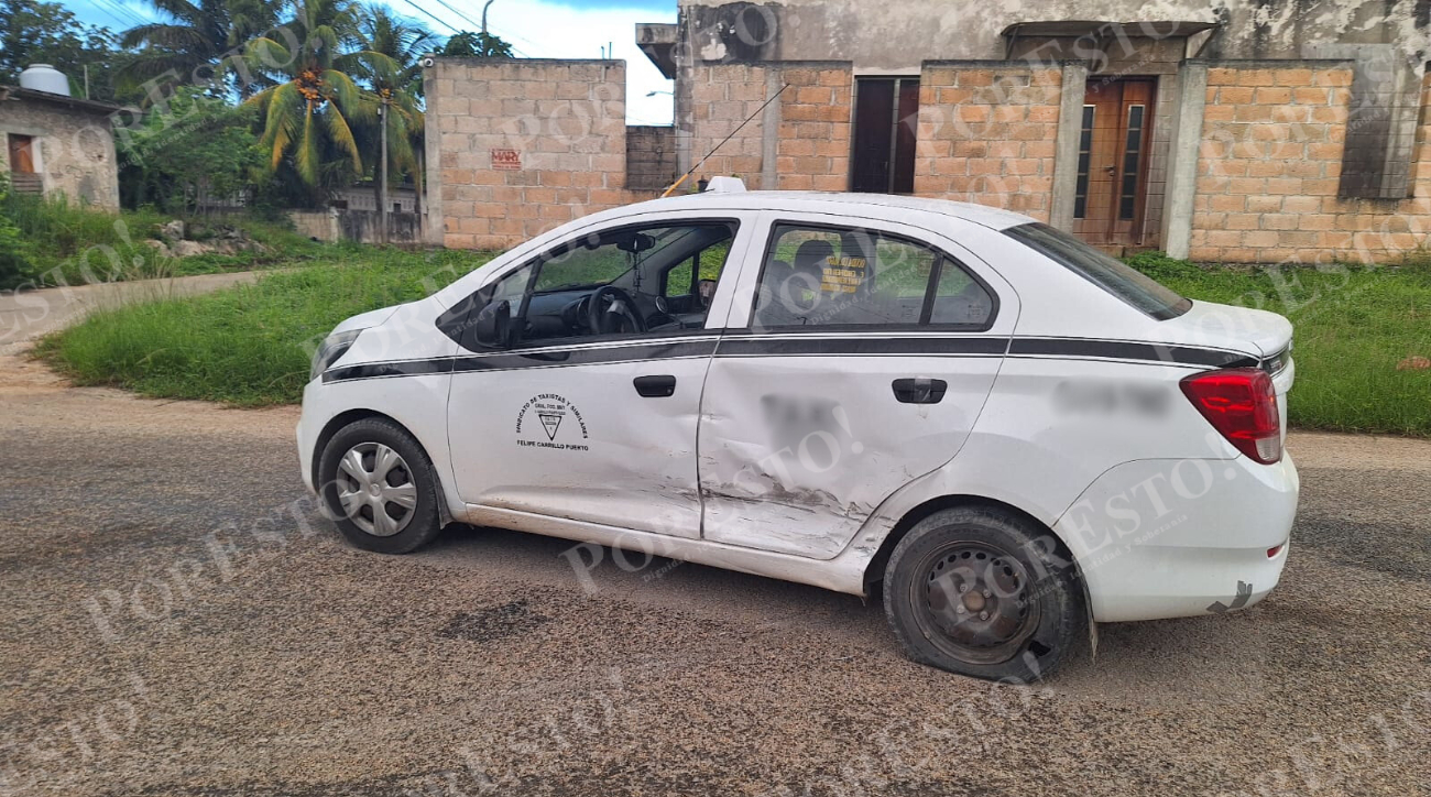 Paramédicos atendieron a la persona lesionada al momento de llegar al lugar de accidente Paramédicos atendieron a la persona lesionada al momento de llegar al lugar de accidente