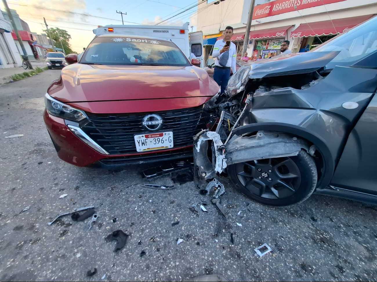 Tres vehículos colisionan en Los Héroes, Quintana Roo; saldo de lesionados leves y caos vial Tres vehículos colisionan en Los Héroes, Quintana Roo; saldo de lesionados leves y caos vial