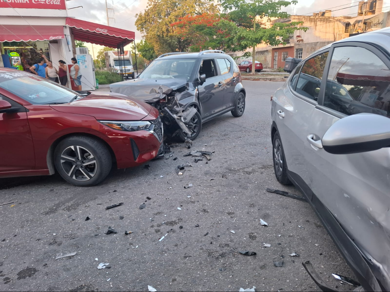 Tres vehículos colisionan en Los Héroes, Quintana Roo; saldo de lesionados leves y caos vial Tres vehículos colisionan en Los Héroes, Quintana Roo; saldo de lesionados leves y caos vial