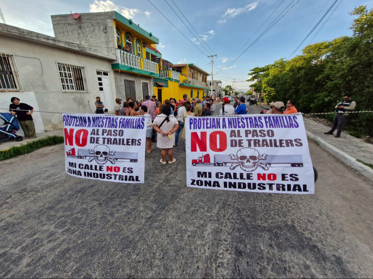 Vecinos de la calle 46 bloquearon el paso de tráileres por daños a sus casas y conducción temeraria. Vecinos de la calle 46 bloquearon el paso de tráileres por daños a sus casas y conducción temeraria.