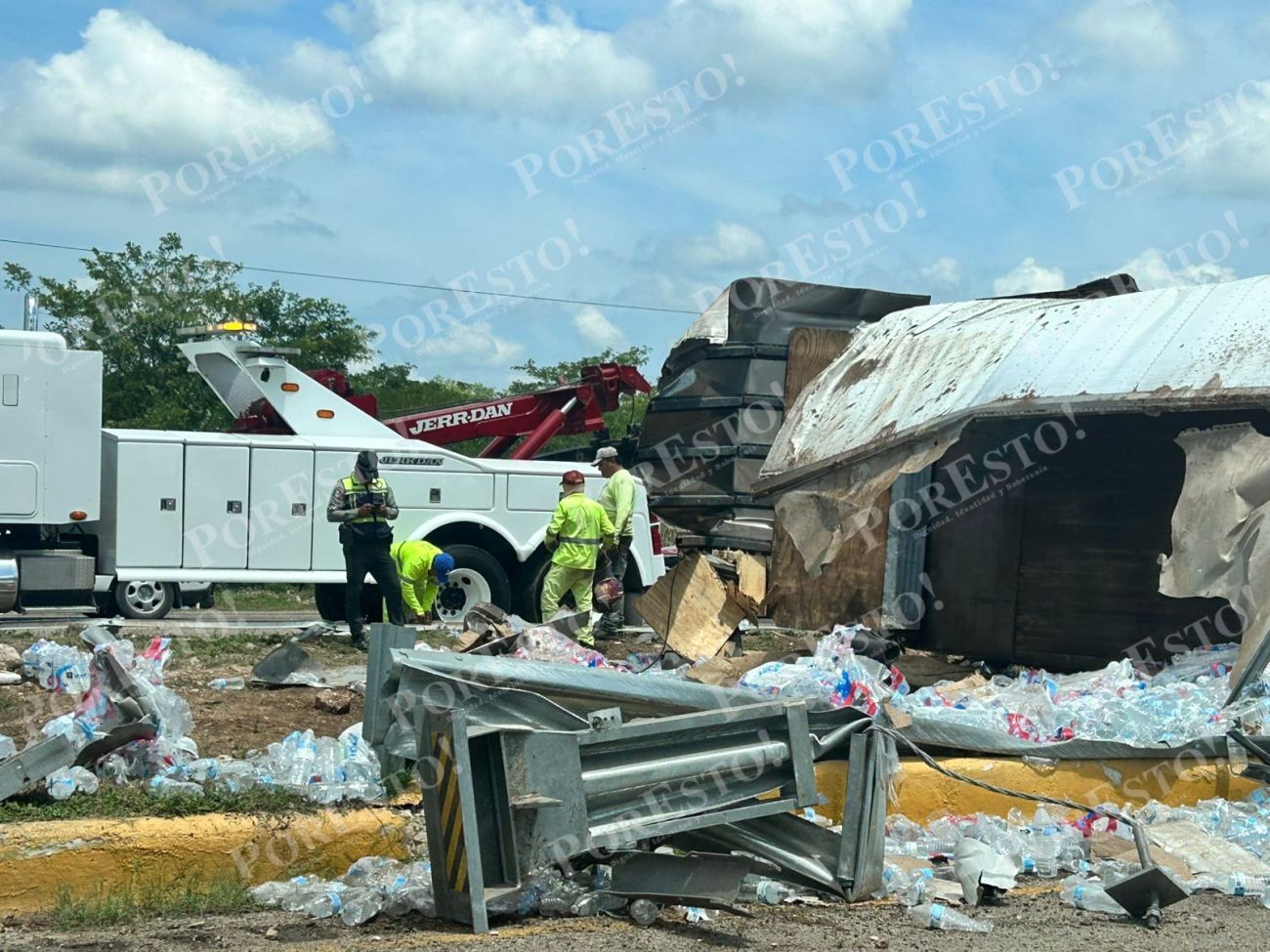 Las botellas de agua quedaron esparcidas en el camellón central, lo que provocó que pobladores rapiñaran el Las botellas de agua quedaron esparcidas en el camellón central, lo que provocó que pobladores rapiñaran el