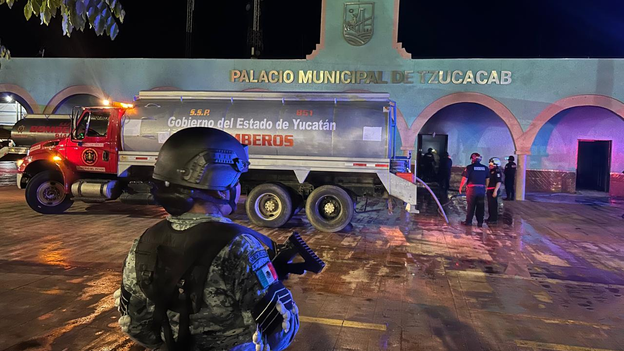 Al estar frente a la sede de la Comuna, un grupo ingresó y comenzó a causar destrozos, para luego prender fuego, causando grandes daños Al estar frente a la sede de la Comuna, un grupo ingresó y comenzó a causar destrozos, para luego prender fuego, causando grandes daños