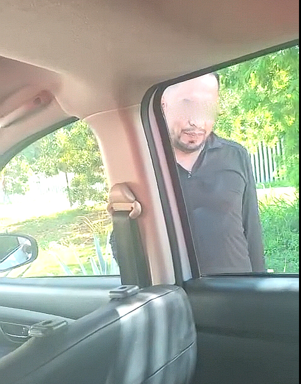 Amenaza en Costa Mujeres: un chofer de plataformas digitales fue interceptado por sujetos armados en camioneta roja Amenaza en Costa Mujeres: un chofer de plataformas digitales fue interceptado por sujetos armados en camioneta roja