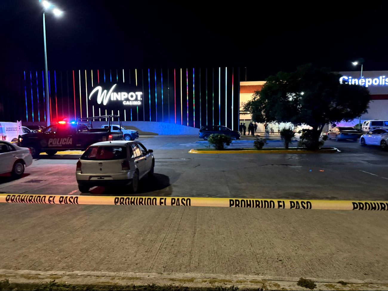 Ataque armado en plaza comercial: un hombre murió y otro resultó herido tras ser atacados al salir de un casino. Ataque armado en plaza comercial: un hombre murió y otro resultó herido tras ser atacados al salir de un casino.