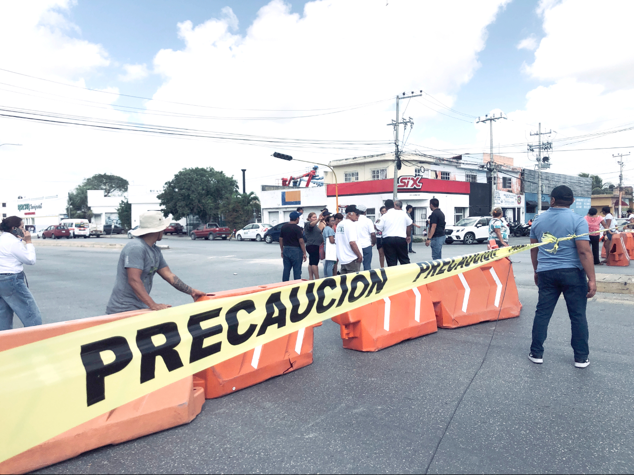 Cancún concentra más de la mitad de los bloqueos (180), principalmente por deficiencias en servicios públicos, electricidad y agua potable. Cancún concentra más de la mitad de los bloqueos (180), principalmente por deficiencias en servicios públicos, electricidad y agua potable.