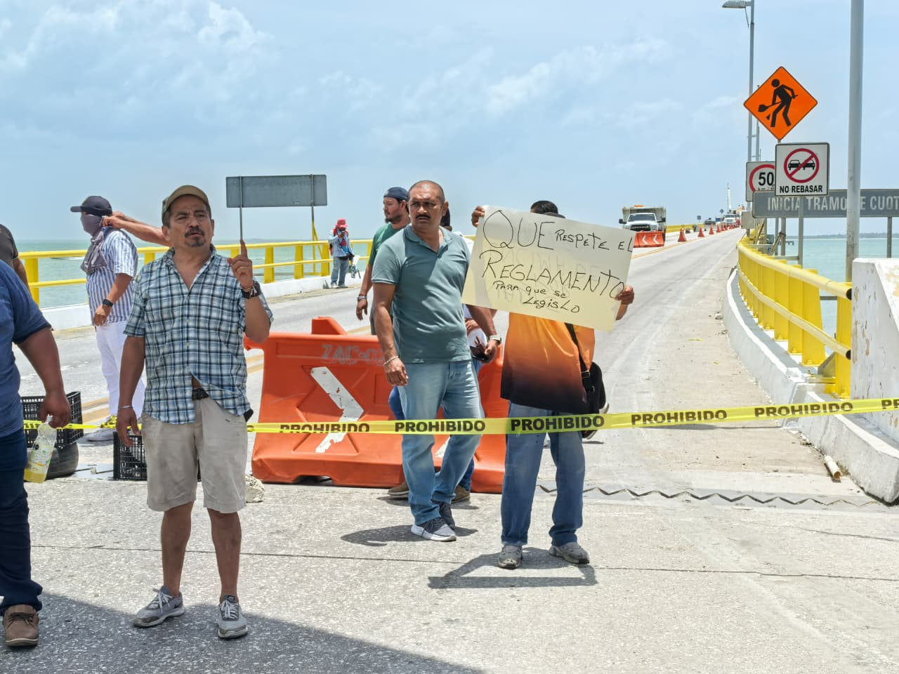 Denuncian que cumplen con altos costos de certificación (7 a 10 mil pesos anuales), mientras el transporte ilegal opera sin restricciones. Denuncian que cumplen con altos costos de certificación (7 a 10 mil pesos anuales), mientras el transporte ilegal opera sin restricciones.
