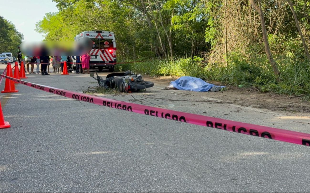 El cuerpo del obrero quedó sobre el pavimento junto a su motocicleta.