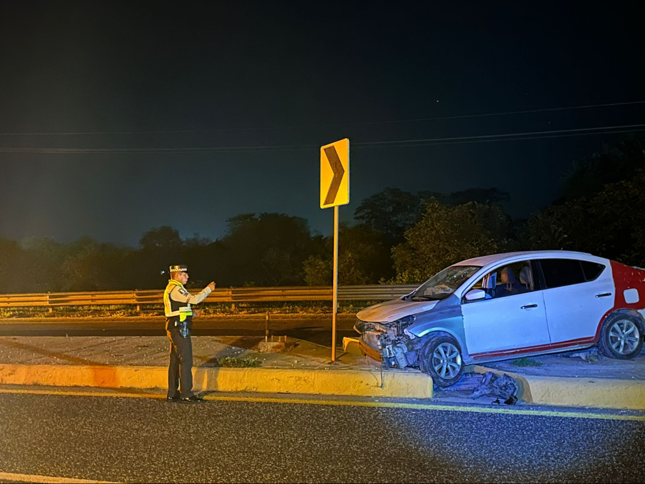 El guiador huyó del lugar, abandonando el vehículo siniestrado. El guiador huyó del lugar, abandonando el vehículo siniestrado.