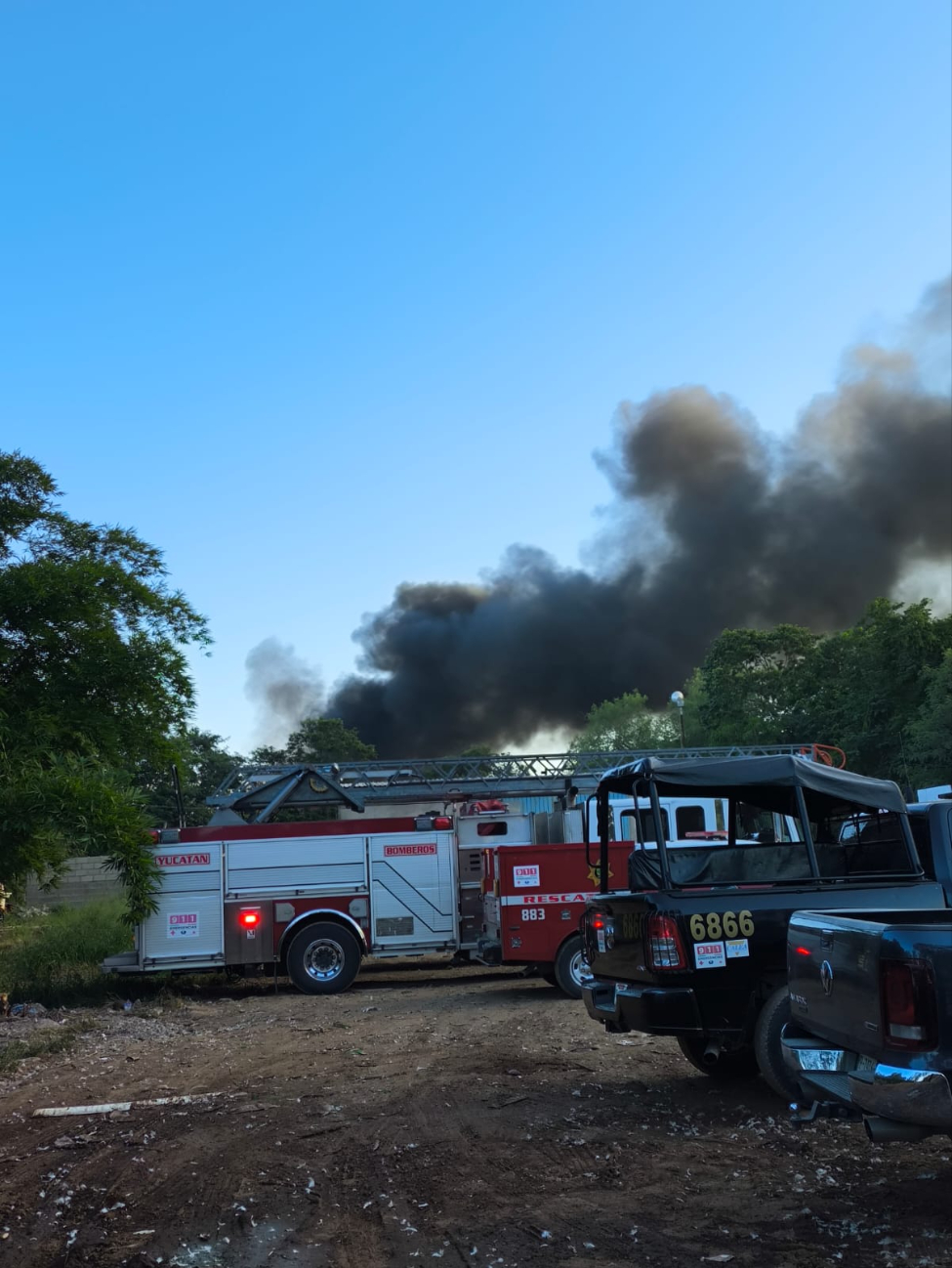 El humo negro del incendio se podía ver a varios kilómetros de distancia. El humo negro del incendio se podía ver a varios kilómetros de distancia.