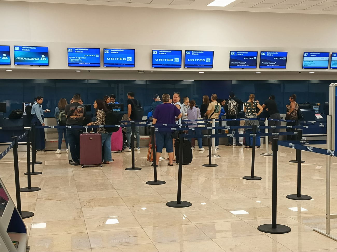 El vuelo UA 1427 de United con destino a Houston saldrá con 1 hora y 23 minutos de retraso. El vuelo UA 1427 de United con destino a Houston saldrá con 1 hora y 23 minutos de retraso.