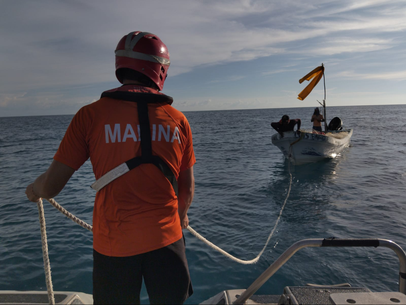 La Armada de México rescató a dos pescadores que quedaron a la deriva a 33.3 km (18 millas náuticas) al noroeste de Ciudad del Carmen. La Armada de México rescató a dos pescadores que quedaron a la deriva a 33.3 km (18 millas náuticas) al noroeste de Ciudad del Carmen.