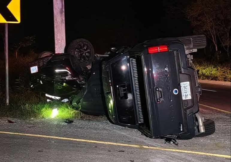 Las dos camionetas impactaron de forma violenta y quedaron dañadas. Las dos camionetas impactaron de forma violenta y quedaron dañadas.