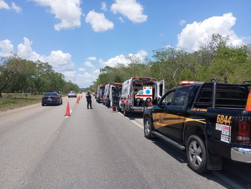 Los cuerpos de emergencia acudieron al lugar para atender a los lesionados. Los cuerpos de emergencia acudieron al lugar para atender a los lesionados.