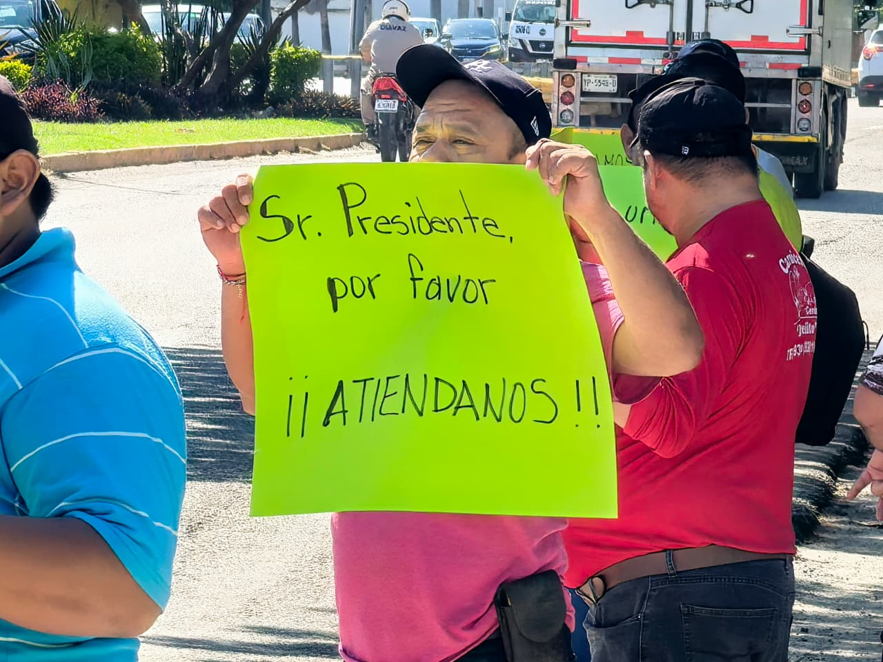 Piden al presidente municipal, Pablo Gutiérrez Lazarus, abrir un espacio de diálogo para corregir estas irregularidades. Piden al presidente municipal, Pablo Gutiérrez Lazarus, abrir un espacio de diálogo para corregir estas irregularidades.