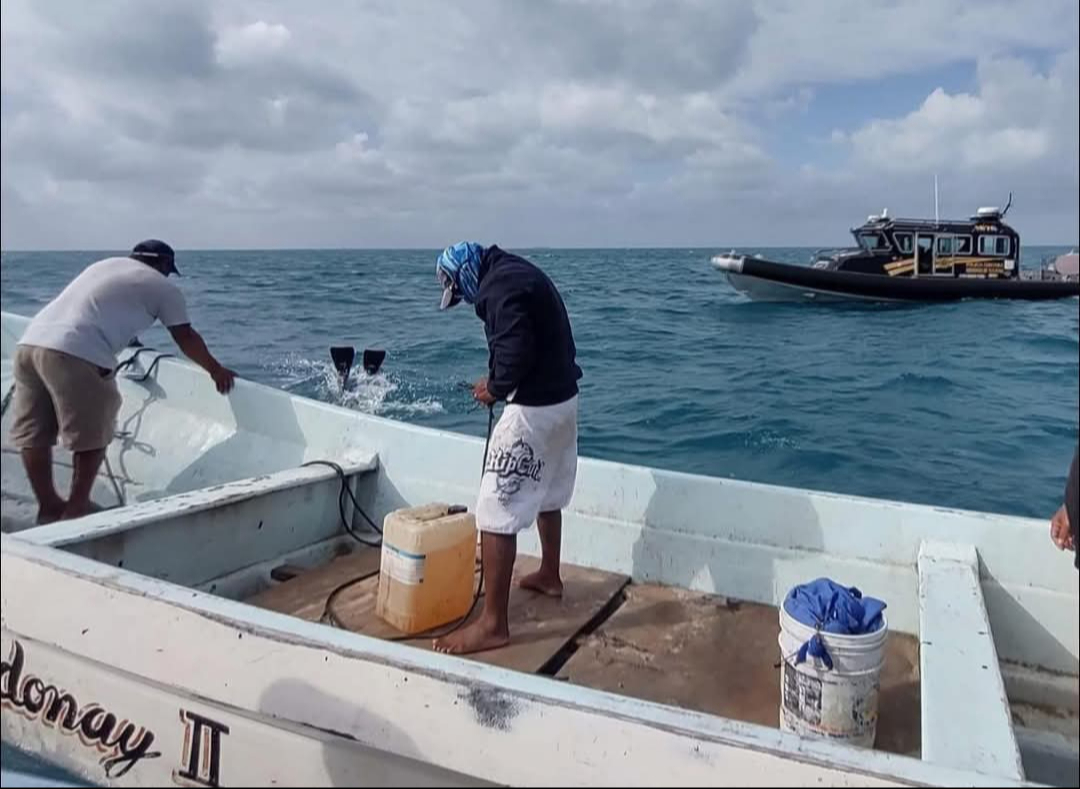 Tanto la embarcación como el producto marino y los equipos de pesca fueron retenidos. Tanto la embarcación como el producto marino y los equipos de pesca fueron retenidos.
