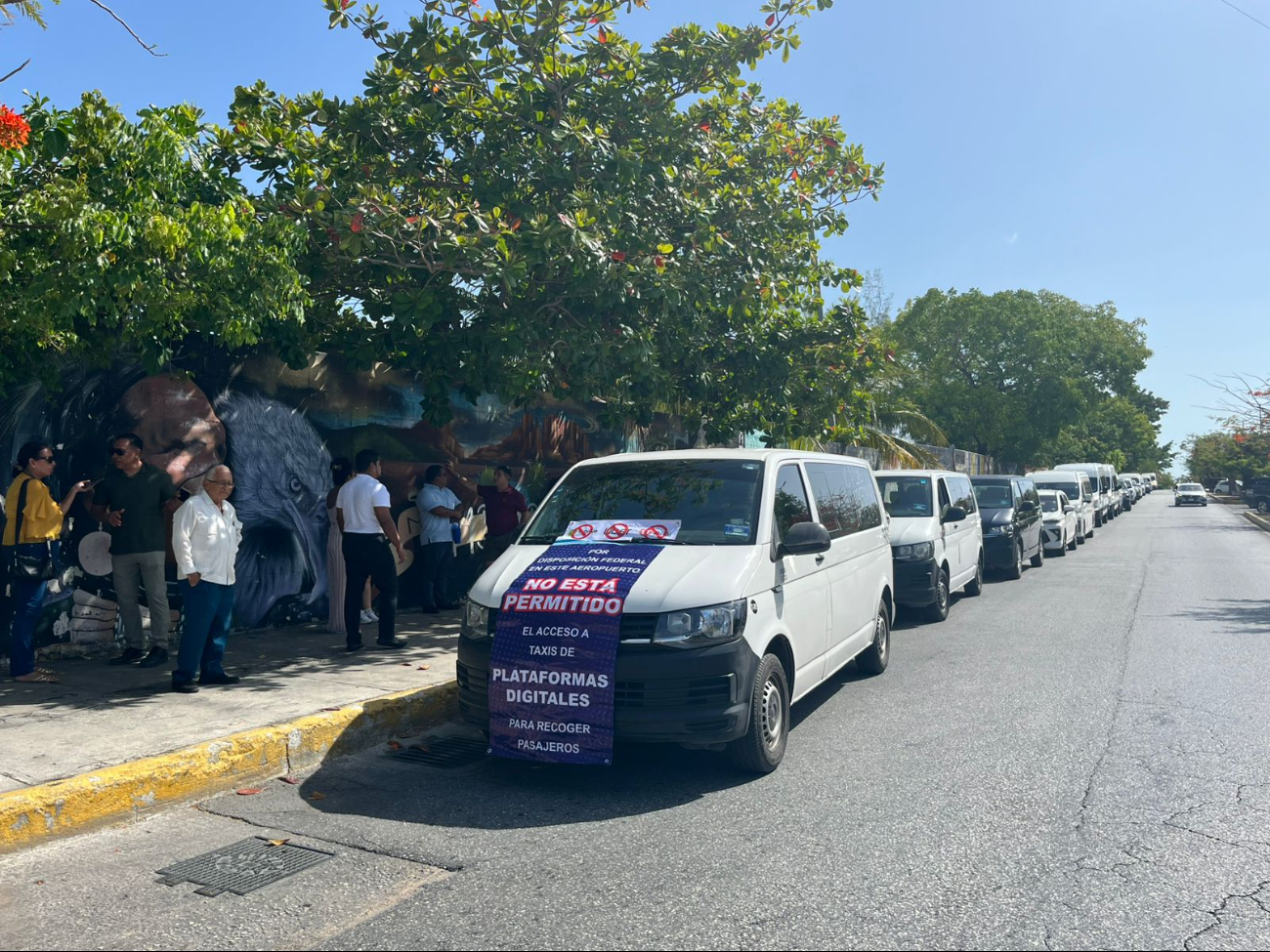 Transportistas del Aeropuerto Internacional de Cancún se manifestaron contra operadores de plataformas digitales. Transportistas del Aeropuerto Internacional de Cancún se manifestaron contra operadores de plataformas digitales.