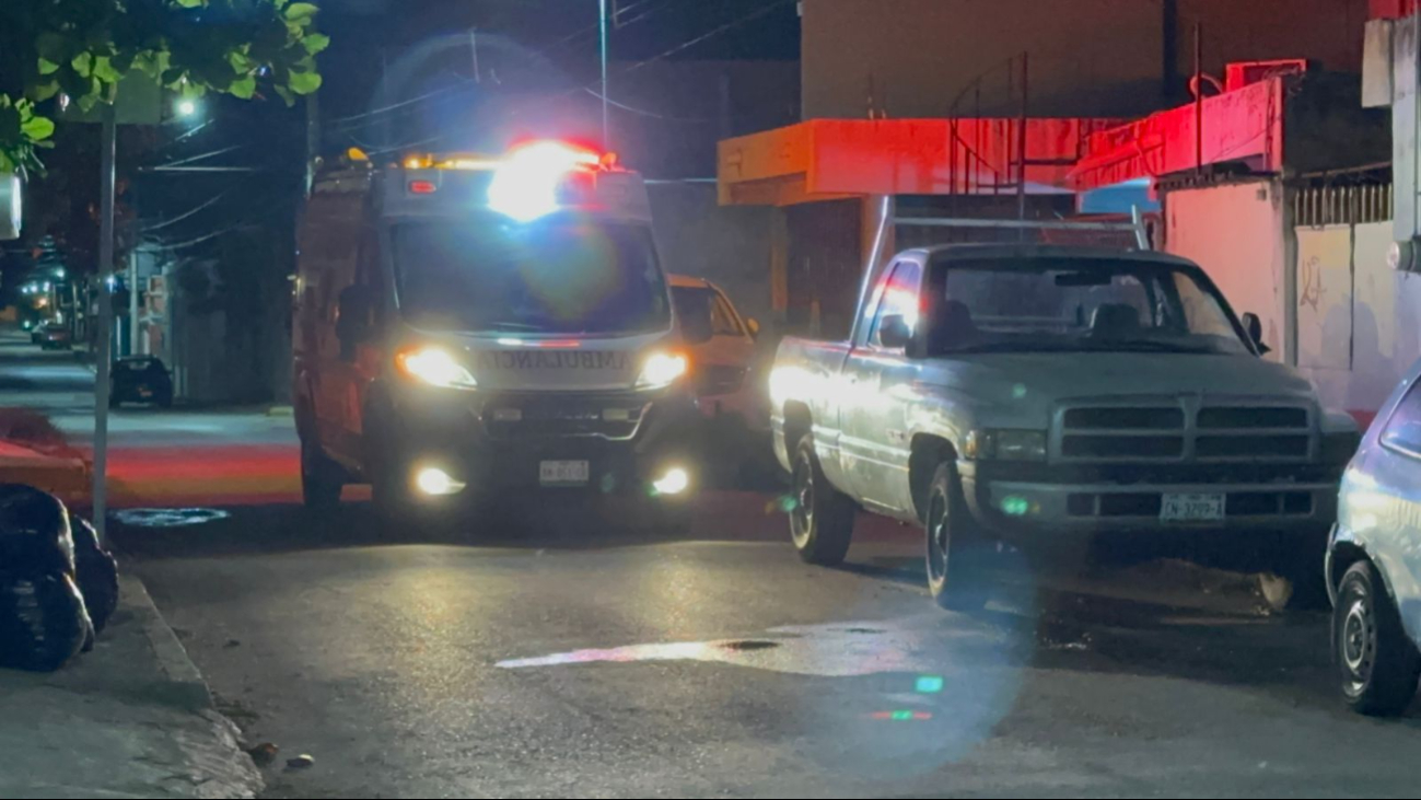 Un hombre sufrió una fractura en el tobillo izquierdo tras caer de su propia altura en su domicilio. Un hombre sufrió una fractura en el tobillo izquierdo tras caer de su propia altura en su domicilio.