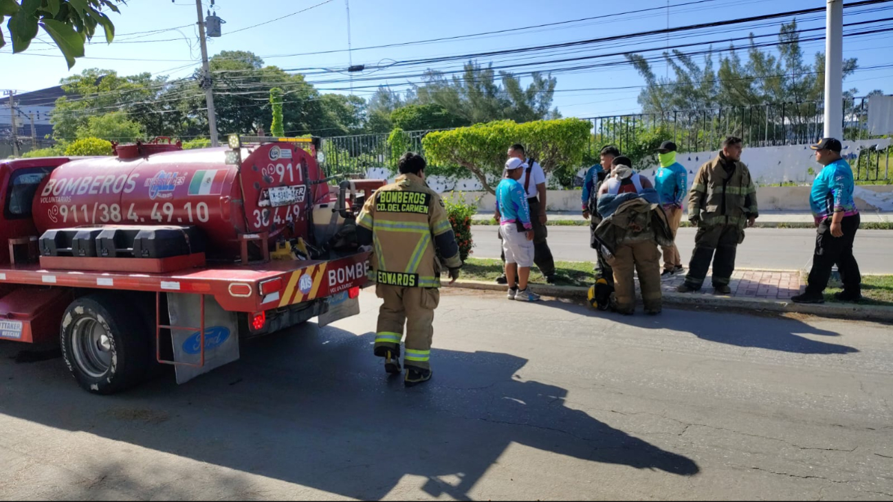 Bomberos y elementos de Protección Civil llegaron al lugar de los hechos. Bomberos y elementos de Protección Civil llegaron al lugar de los hechos.