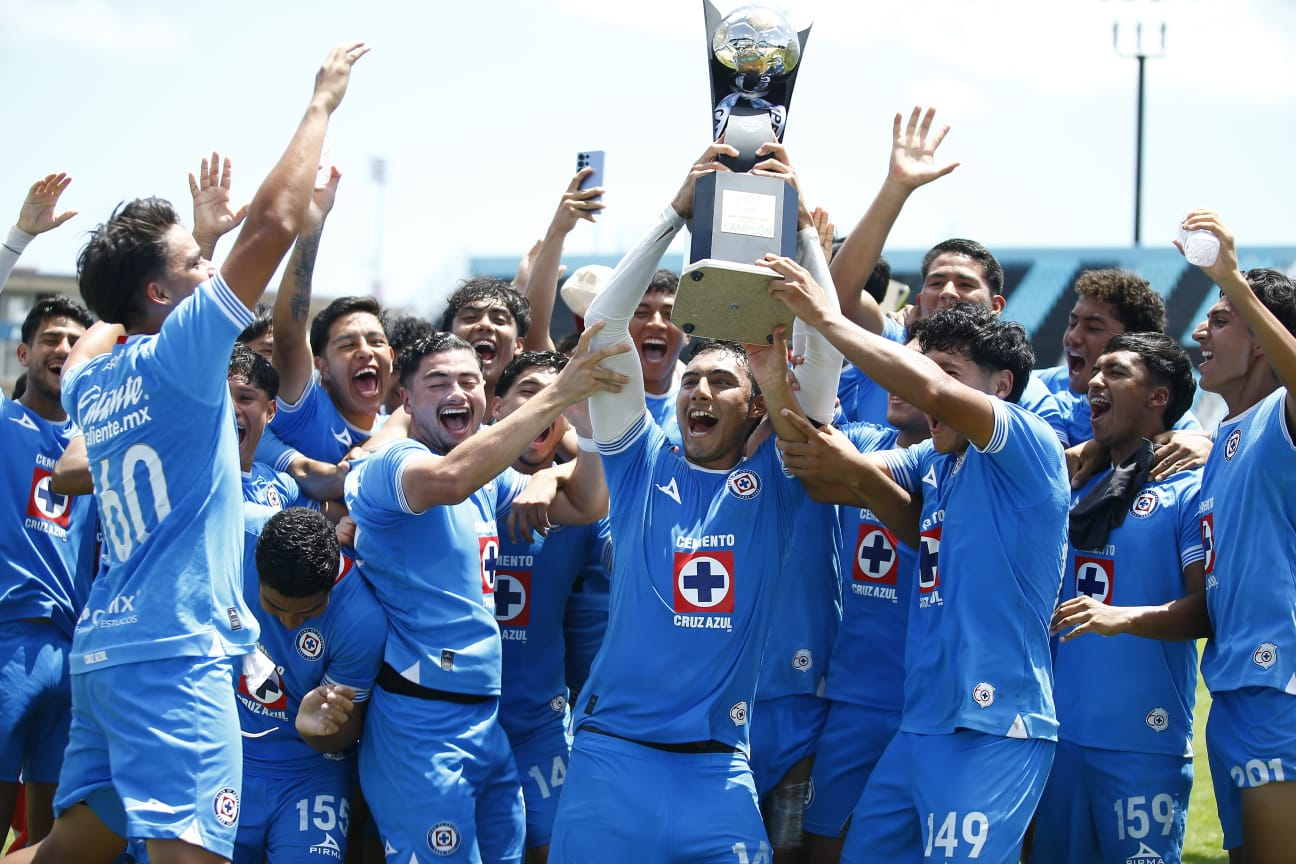 Con la pesada loza del 2-0, los locales sacaron la casta, pero no pudieron descifrar el plantado defensivo del Cruz Azul Lagunas Con la pesada loza del 2-0, los locales sacaron la casta, pero no pudieron descifrar el plantado defensivo del Cruz Azul Lagunas