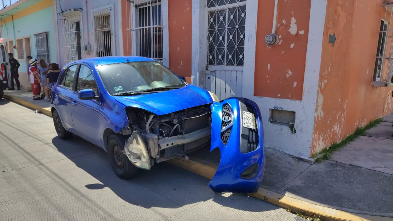 El Nissan March sufrió severos daños en el frente y quedó sobre la banqueta. El Nissan March sufrió severos daños en el frente y quedó sobre la banqueta.