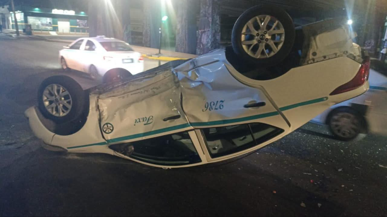 El taxi terminó volcado luego de recibir el impacto del vehículo particular. El taxi terminó volcado luego de recibir el impacto del vehículo particular.