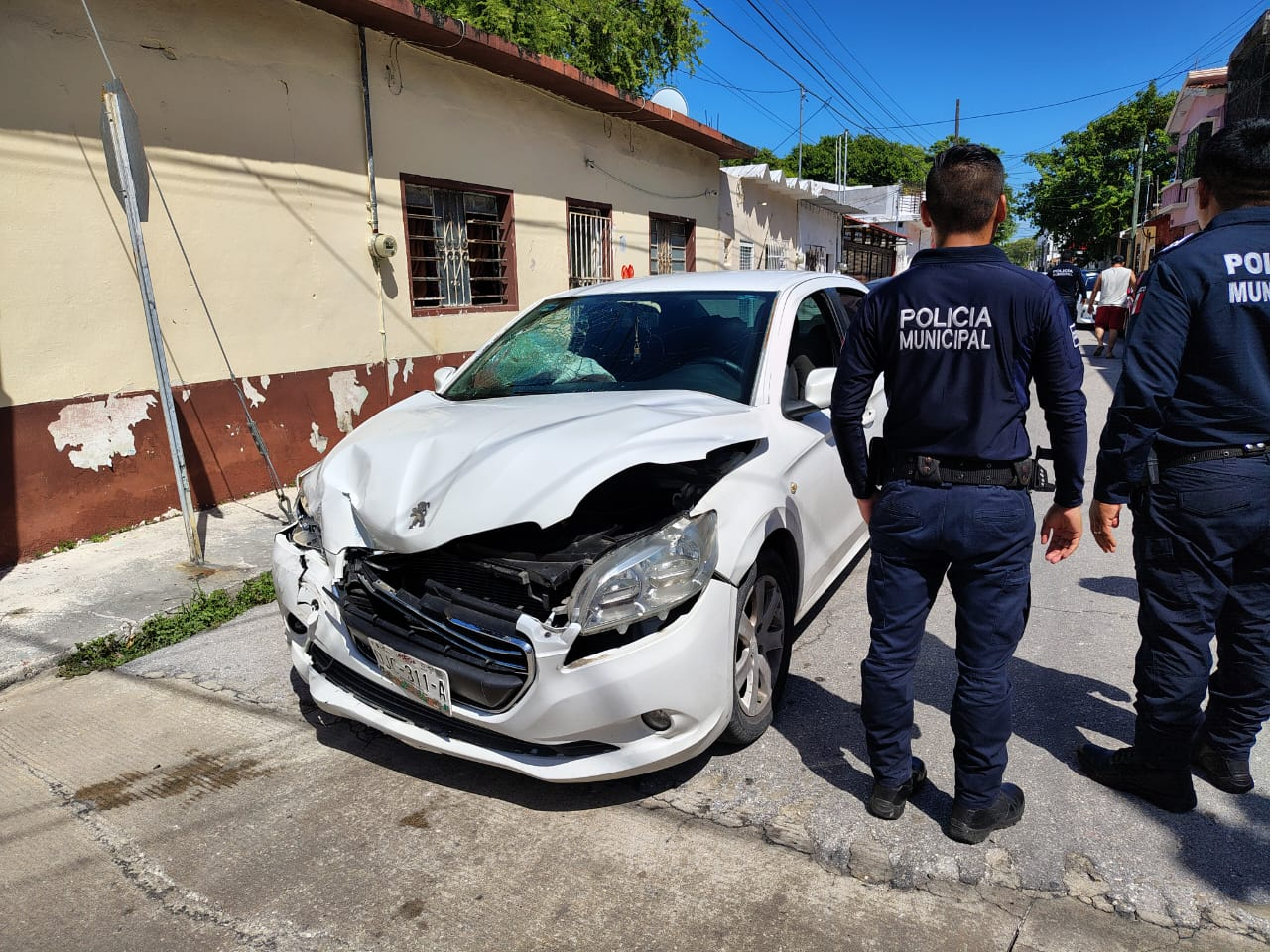 Elementos policiacos del municipio resguardaron el auto Peugeot que habría ocasionado el choque. Elementos policiacos del municipio resguardaron el auto Peugeot que habría ocasionado el choque.