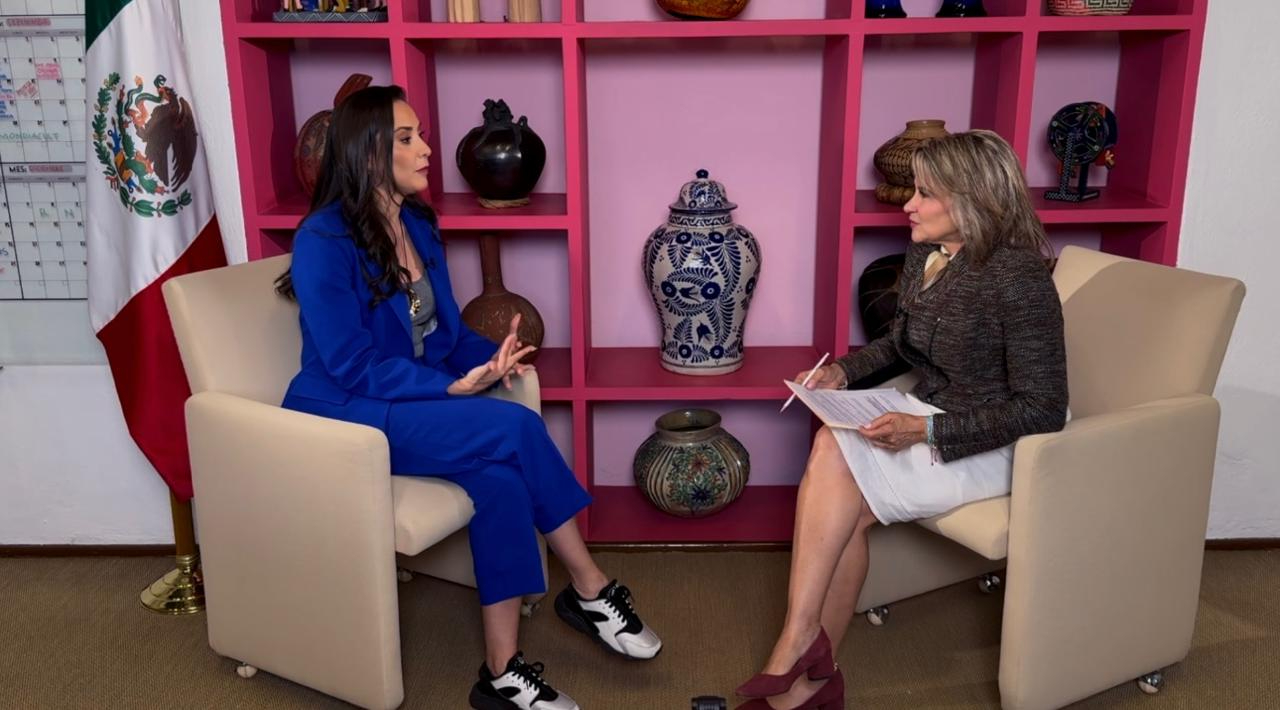 "La actual Secretaria de Cultura del Gobierno de México no viene del protocolo distante, sino de las calles". "La actual Secretaria de Cultura del Gobierno de México no viene del protocolo distante, sino de las calles".