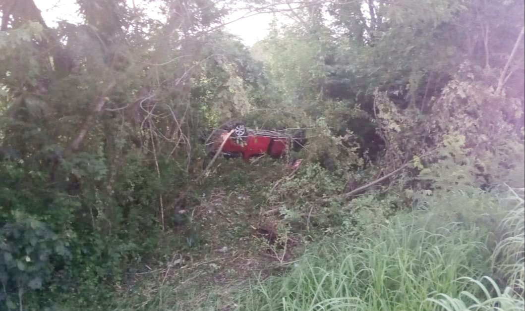 La camioneta terminó volcada en la maleza luego de salvarse de un impacto mayor. La camioneta terminó volcada en la maleza luego de salvarse de un impacto mayor.