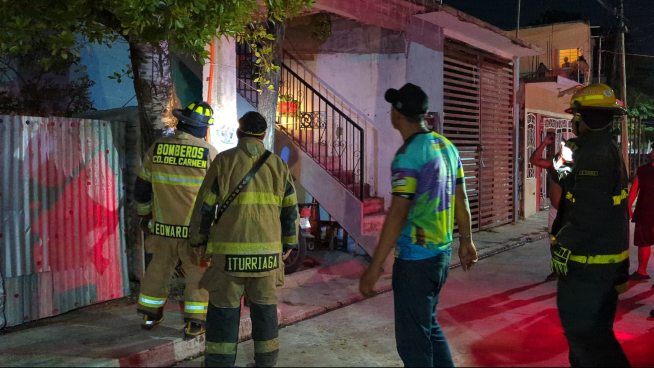 Los bomberos respondieron al llamado de emergencia y revisaron el origen de las chispas. Los bomberos respondieron al llamado de emergencia y revisaron el origen de las chispas.