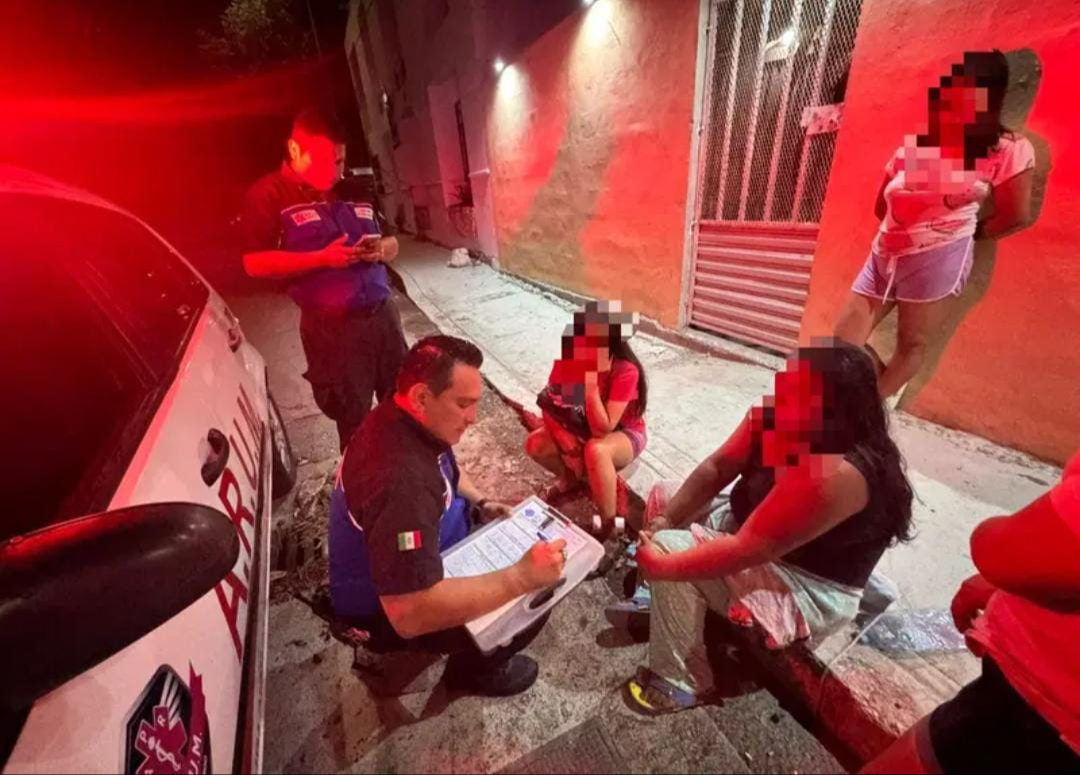 Paramédicos revisaron a la lesionada, quien no presentó heridas de gravedad, por lo que no fue necesario un traslado al hospital.