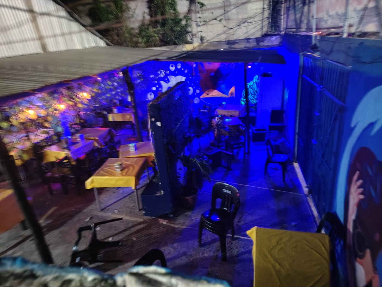 Se podía apreciar el desorden dentro del bar, sillas tiradas y mesas desordenadas. Se podía apreciar el desorden dentro del bar, sillas tiradas y mesas desordenadas.