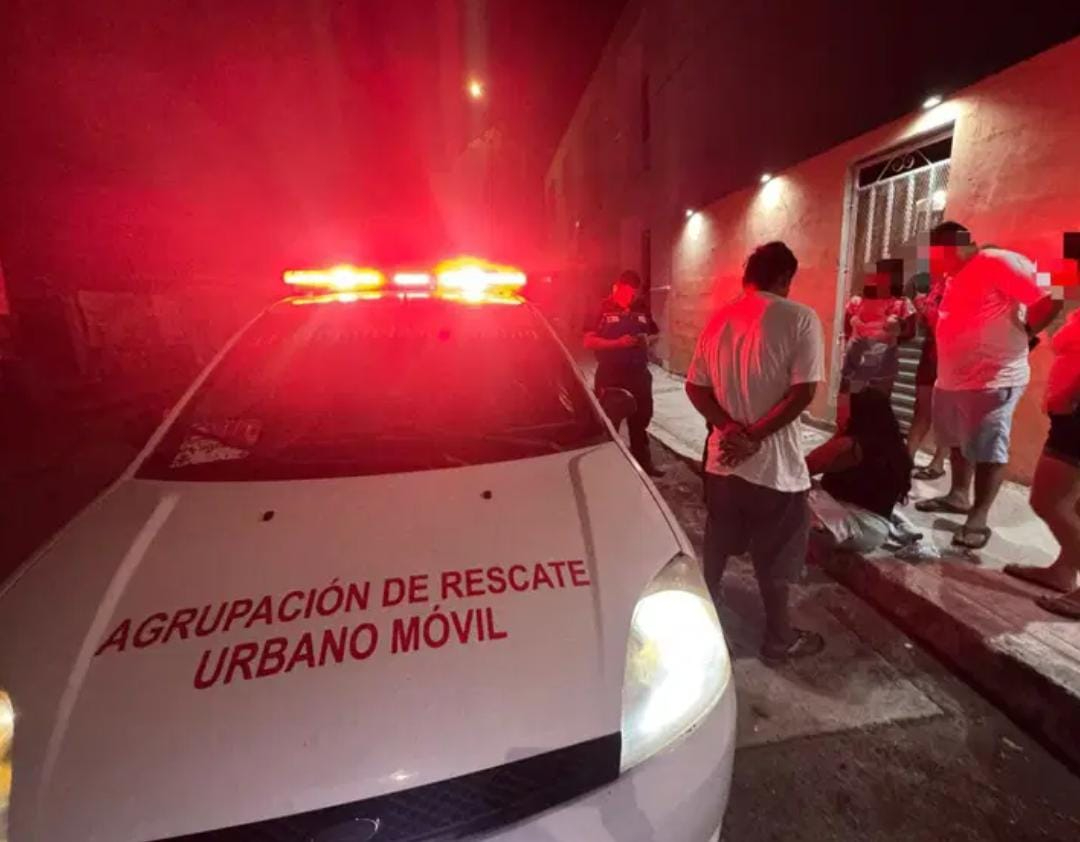 Vecinos y la acompañante de la joven la auxiliaron mientras esperaban la legada de paramédicos