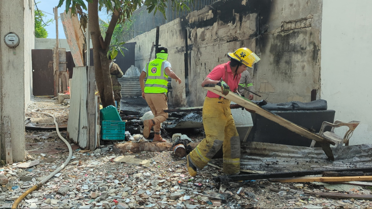 Bomberos evitaron que el fuego alcanzara otras viviendas.