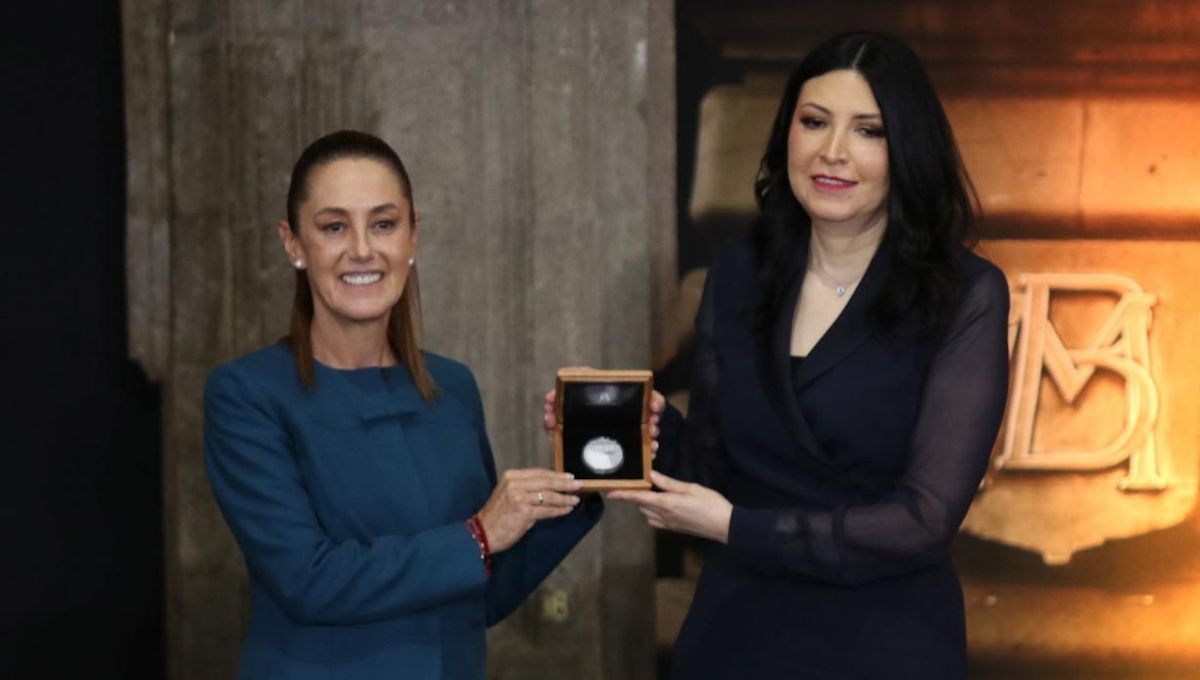 Claudia Sheinbaum Pardo y Victoria Rodríguez Ceja presentan la moneda conmemorativa por el cetenario del Banco de México Claudia Sheinbaum Pardo y Victoria Rodríguez Ceja presentan la moneda conmemorativa por el cetenario del Banco de México