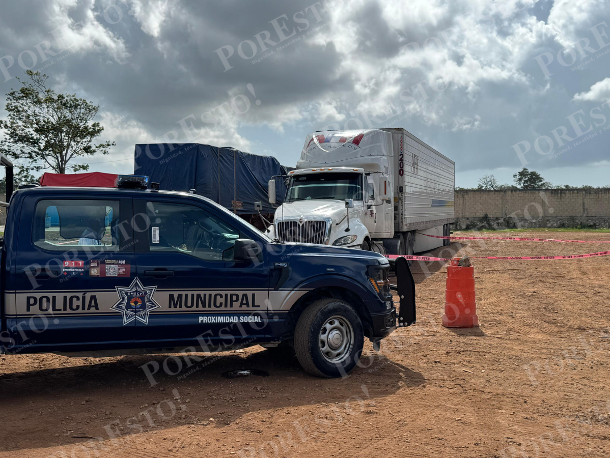 Comerciantes de los alrededores se percataron que el trailer llevaba varios días, por lo que fue reportado a las autoridades Comerciantes de los alrededores se percataron que el trailer llevaba varios días, por lo que fue reportado a las autoridades