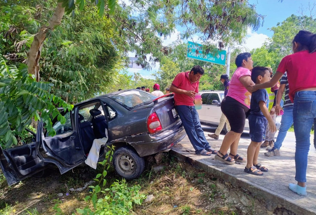 Conductor de Chevy intentó rebasar sin precaución y terminó montado en una banqueta en Seybaplaya. Conductor de Chevy intentó rebasar sin precaución y terminó montado en una banqueta en Seybaplaya.
