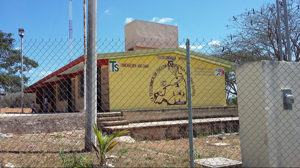 Falta internet y computadoras nuevas en la mayoría de los planteles. Falta internet y computadoras nuevas en la mayoría de los planteles.