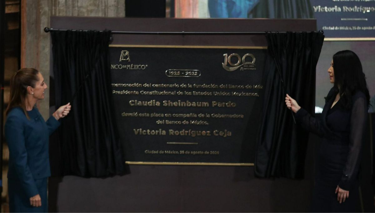 La presidenta de México y la gobernadora de Banxico develan la placa por los 100 años del Banco Central La presidenta de México y la gobernadora de Banxico develan la placa por los 100 años del Banco Central