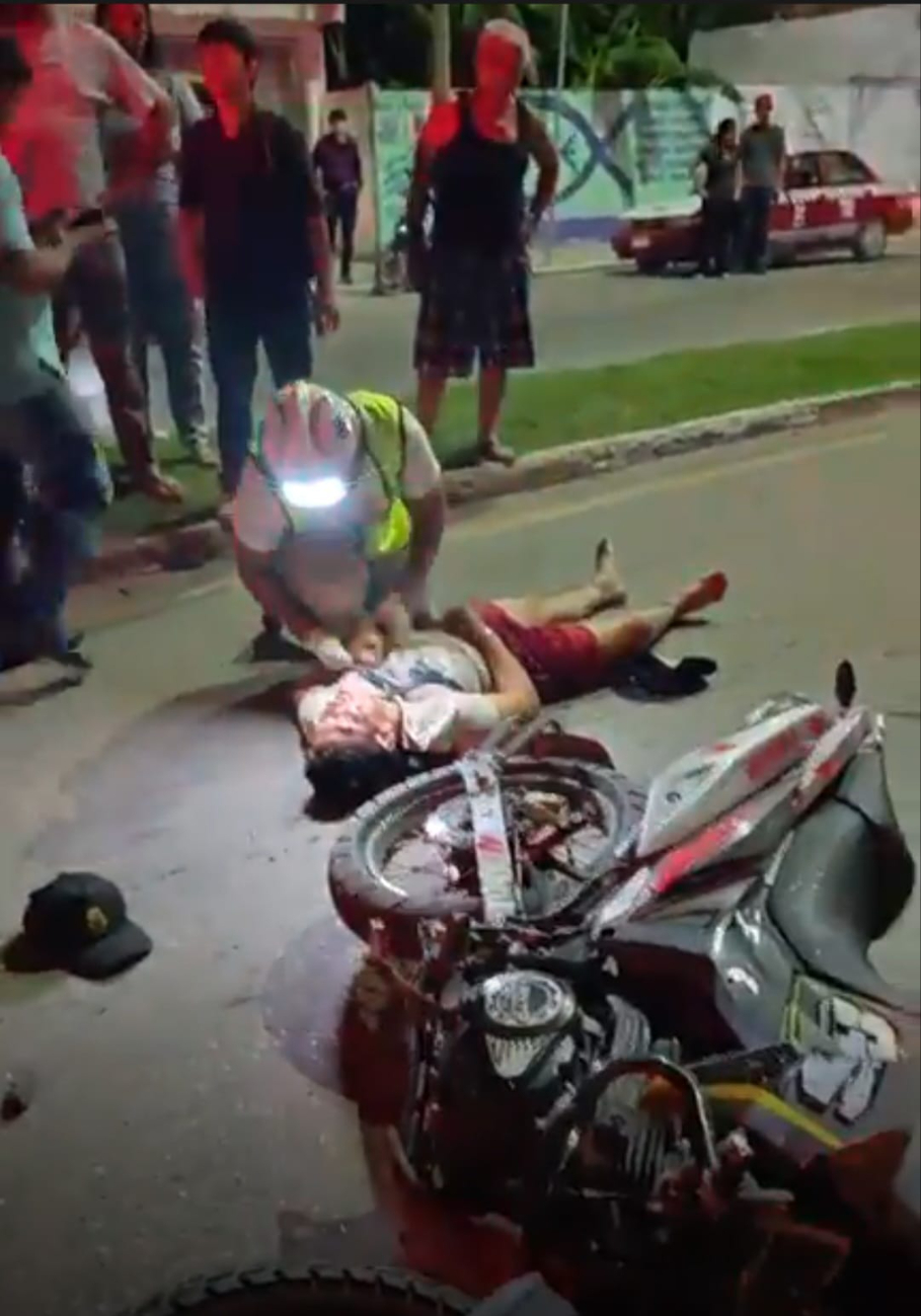 Los paramédicos llegaron al lugar y atendieron a los jóvenes accidentados. Los paramédicos llegaron al lugar y atendieron a los jóvenes accidentados.