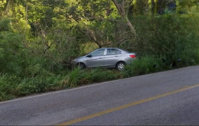 Pareja se accidenta en la carretera libre a Seybaplaya; sólo resultaron con un susto Pareja se accidenta en la carretera libre a Seybaplaya; sólo resultaron con un susto