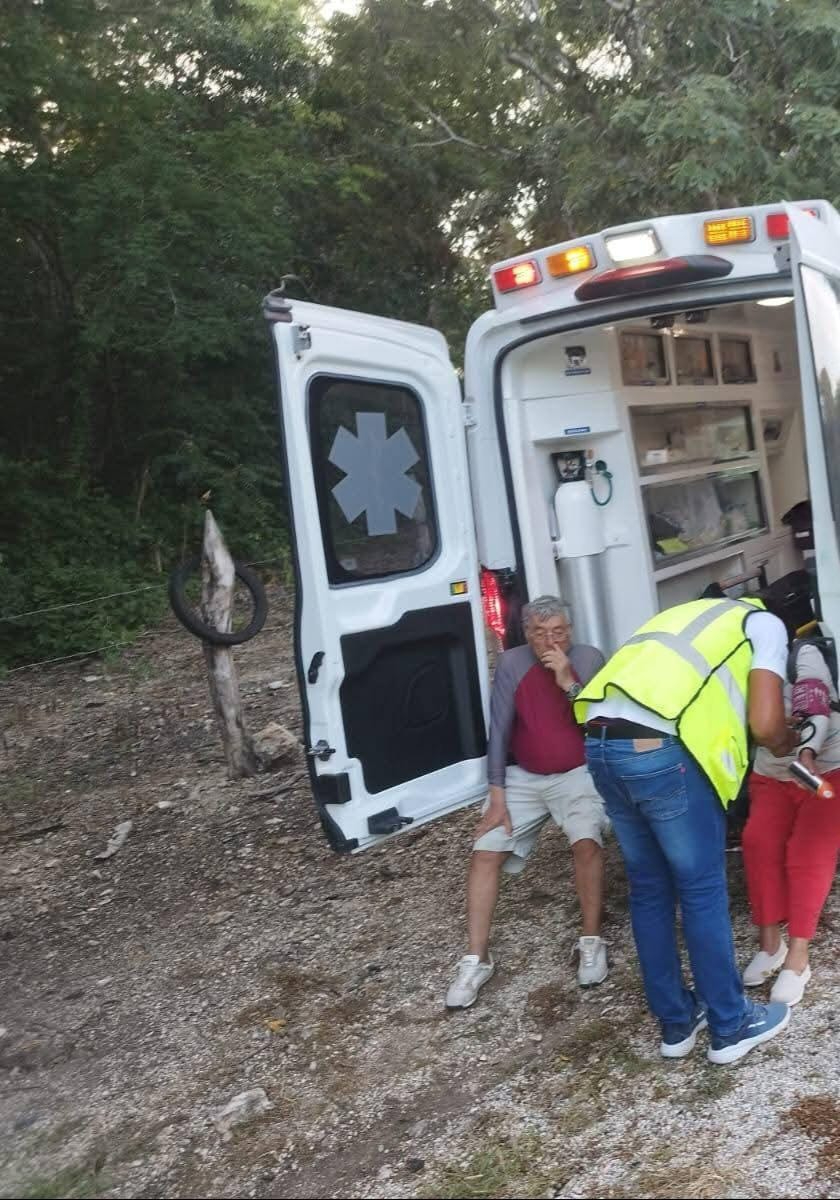 Pareja y un menor sufrieron accidente rumbo a Seybaplaya. Pareja y un menor sufrieron accidente rumbo a Seybaplaya.