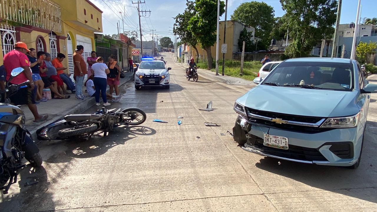 Accidente en calles de la colonia Granjas deja una mujer herida y daños materiales Accidente en calles de la colonia Granjas deja una mujer herida y daños materiales