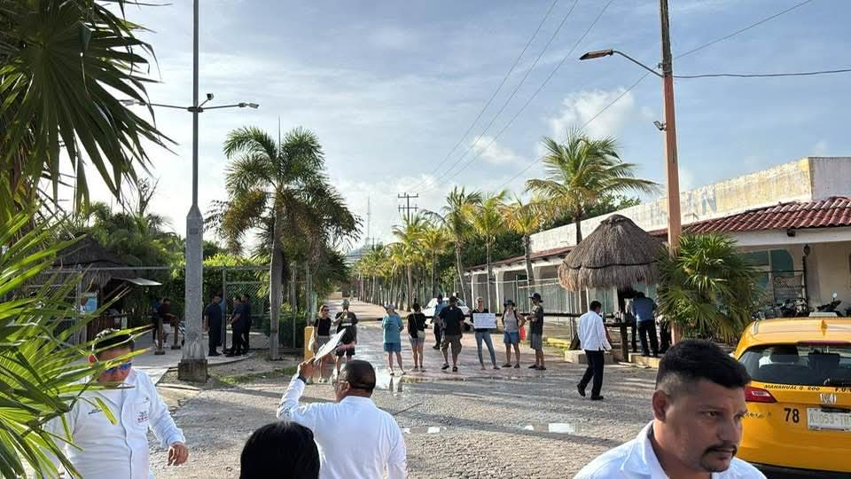 Bloquean tramo vial, exigen mejoras en colonia de Mahahual, Quintana Roo Bloquean tramo vial, exigen mejoras en colonia de Mahahual, Quintana Roo