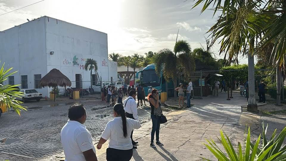 Bloquean tramo vial, exigen mejoras en colonia de Mahahual, Quintana Roo Bloquean tramo vial, exigen mejoras en colonia de Mahahual, Quintana Roo