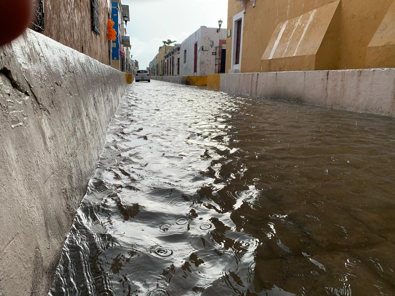 Campeche no ha recibido impactos directos, pero sí lluvias fuertes, tormentas eléctricas y vientos. Campeche no ha recibido impactos directos, pero sí lluvias fuertes, tormentas eléctricas y vientos.